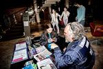 Frivillig. Team Hotel Desk 4. Den russiske delegation er på vej ud til prøver på Eurovison Island, mens volontørerne passer deres på ESC-desken i lobbyen på Hotel Radisson Blu Scandinavia i København. 