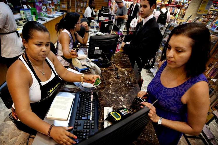 Kulturkort. Der er mange lavtlønnede i Brasilien, men med kulturkortet i hånden tænker Elisabete Viana ikke så meget over det, før hun eksempelvis køber en bog. 