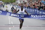 sejrherre. Kenyas Julius Mutai løb tidligt fra konkurrenterne og var 3,40 minutter foran nummer to i mål i copenhagen Marathon. 