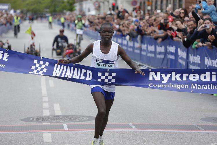 sejrherre. Kenyas Julius Mutai løb tidligt fra konkurrenterne og var 3,40 minutter foran nummer to i mål i copenhagen Marathon. 