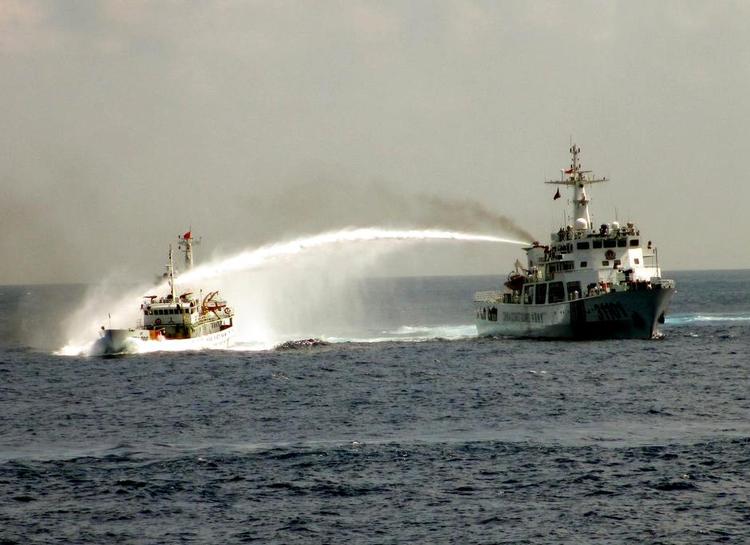 Vandkamp. Noget af striden mellem Kina og Vietnam handler om retten til at bore efter olie. Ifølge de vietnamesiske myndigheder har et af 80 kinesiske kystfartøjer her rettet vandkanonen mod et vietnamesisk fartøj tæt på en kinesisk boreplatform. 