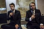 Fest. To unge mænd får sig en Havana-cigar for at fejre, at Norge fik sig en grundlov for 200 år siden. Mange endte med at blive så fulde, at politiet måtte rykke ud. Det var nu ikke tilfældet med de to her. 