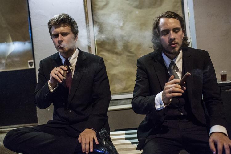 Fest. To unge mænd får sig en Havana-cigar for at fejre, at Norge fik sig en grundlov for 200 år siden. Mange endte med at blive så fulde, at politiet måtte rykke ud. Det var nu ikke tilfældet med de to her. 