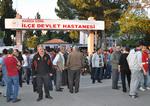Vrede. Pårørende til de dræbte minearbejdere er samlet foran hospitalet i Soma, som ligger i det vestlige Tyrkiet. 