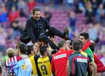 Mesterværk. Træner Diego Simeone pryder forsiderne i dag, efter Atlético Madrid i går hev det spanske mesterskab hjem. Nu skal holdet kæmpe om at blive spaniens mest vindende hold i år, når de møder bysbørnene fra Real Madrid i Champions League-finalen. 