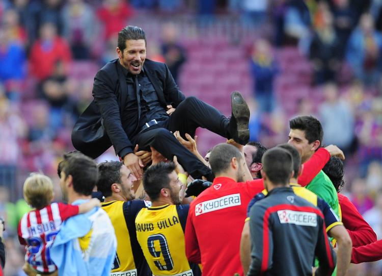 Mesterværk. Træner Diego Simeone pryder forsiderne i dag, efter Atlético Madrid i går hev det spanske mesterskab hjem. Nu skal holdet kæmpe om at blive spaniens mest vindende hold i år, når de møder bysbørnene fra Real Madrid i Champions League-finalen. 