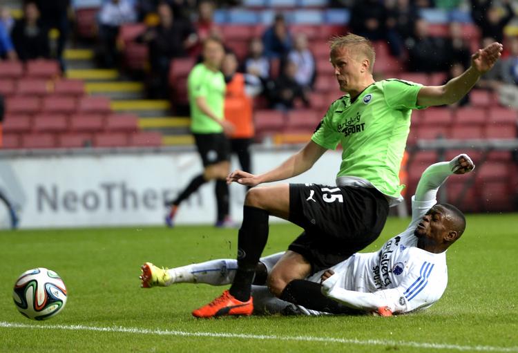 Scoring. Igor Vetokele lå næsten ned, da han sendte bolden i mål til 1-1. 