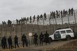 Grænsehoppere. Omkring 700 afrikanere forsøgte i to omgange at nå ind over grænsen til den spanske enklave Melilla i Nordafrika. 20 af dem forcerede pigtråden og nåede op på det seks meter store hegn, før de blev eskorteret væk af marokkanske styrker. 