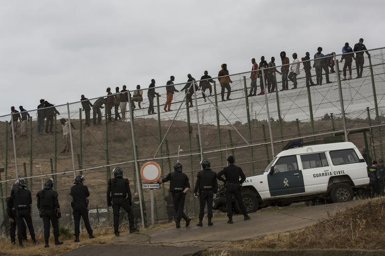 Grænsehoppere. Omkring 700 afrikanere forsøgte i to omgange at nå ind over grænsen til den spanske enklave Melilla i Nordafrika. 20 af dem forcerede pigtråden og nåede op på det seks meter store hegn, før de blev eskorteret væk af marokkanske styrker. 
