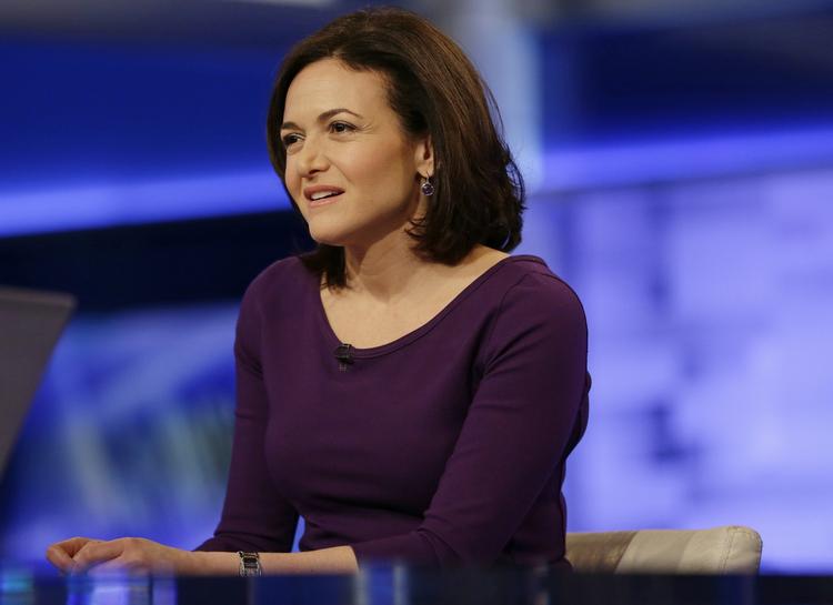 Facebook-chefen Sheryl Sandberg er en af dem, der mener, at der er noget grundlæggende hos kvinder, selv i topjobs, som holder dem tilbage. 