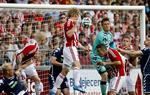 HOVDSTØDSMÅL. Først 11 minutter før tid fik nummer 1 besejret nummer 11, da AaB slog AGF på Kasper Pedersens hovedstødsmål. 