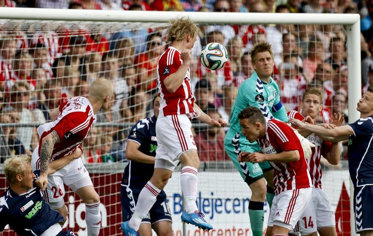 HOVDSTØDSMÅL. Først 11 minutter før tid fik nummer 1 besejret nummer 11, da AaB slog AGF på Kasper Pedersens hovedstødsmål. 
