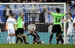 SELVMÅL. Selv om Johan Wiland boksede bolden ind i sit eget mål, fik FC København sikret sig både sejren over OB og sølvmedaljerne i Superligaen. 