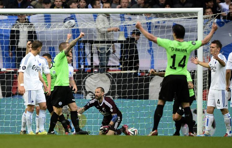 SELVMÅL. Selv om Johan Wiland boksede bolden ind i sit eget mål, fik FC København sikret sig både sejren over OB og sølvmedaljerne i Superligaen. 