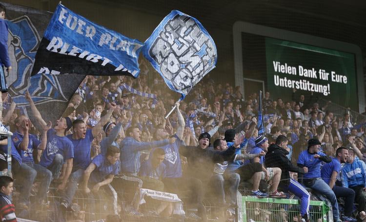 1-1. Reglen om udebanemål sikrede Hamburger SV endnu en sæson i Bundesligaen. 
