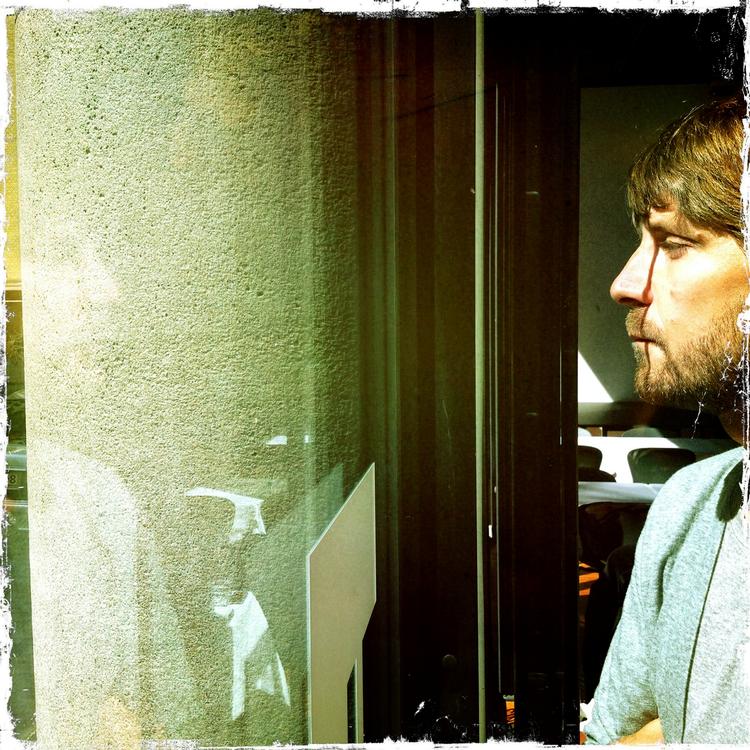 Forbillede. Svenske Ruben Östlund udforsker urinstinktet hos den moderne mand, der lever i en komfortabel verden og forvandler sin søgen til raffineret sædekomisk filmkunst. 