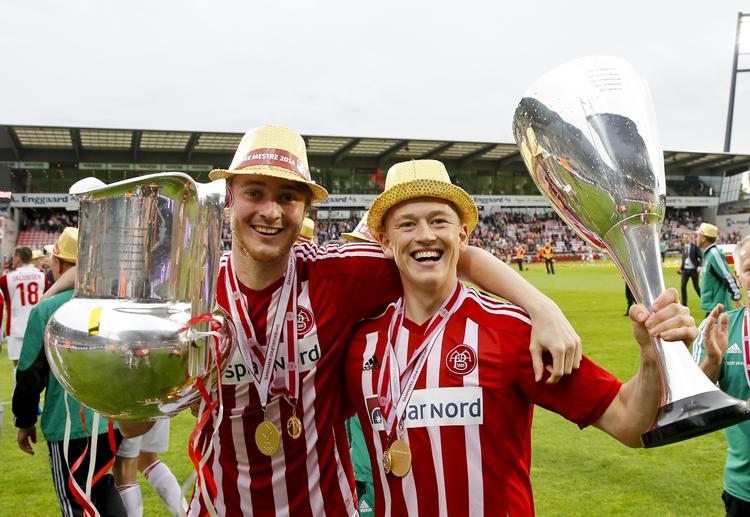DOBBELT. 18. juli bliver der sat navn på AaB's første modstander i kvalifikationen til Champions League, og til den tid er Rasmus Jönsson og Nicolaj Thomsen nok anderledes seriøst påklædt. 