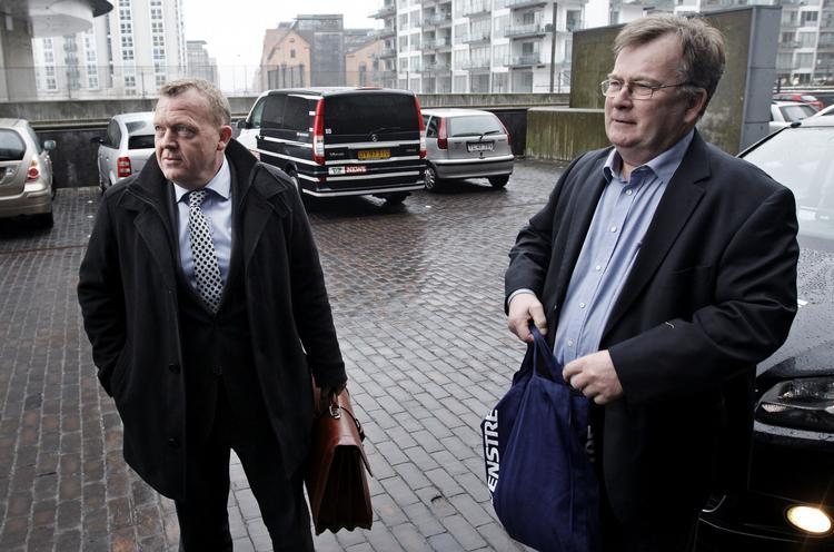 Partipenge. Venstre vil ikke længere betale for rejser til Lars Løkke Rasmussens familie, siger Claus Hjort Frederiksen (V). Det glæder venstrekandidaten ved Europaparlamentsvalget Jess Myrthu, men han savner stadig svar på spørgsmålet, om Lars Løkkes skatteforhold var i orden. 