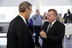 Søgelys. Lars Løkke Rasmussen - der her hilser på Ole Sohn ved sin fødselsdagsreception forleden - skal forklare sig over for sit partis forretningsudvalg. 
