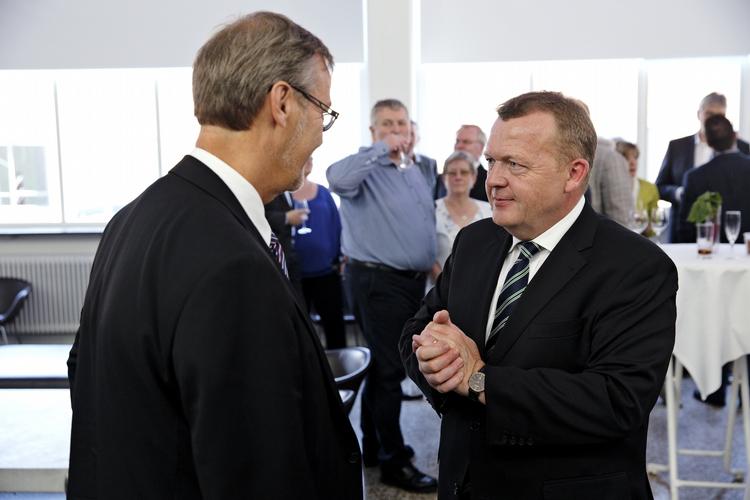Søgelys. Lars Løkke Rasmussen - der her hilser på Ole Sohn ved sin fødselsdagsreception forleden - skal forklare sig over for sit partis forretningsudvalg. 