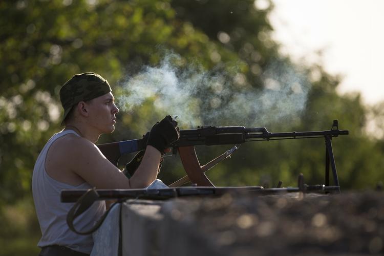 Blokering. En prorussiske militant bevogter et checkpoint ved byen Sjovjansk. Checkpointet blokerer vejen til Kharkiv, hvor seperatister nu også vil stemme om løsrivelse. 
