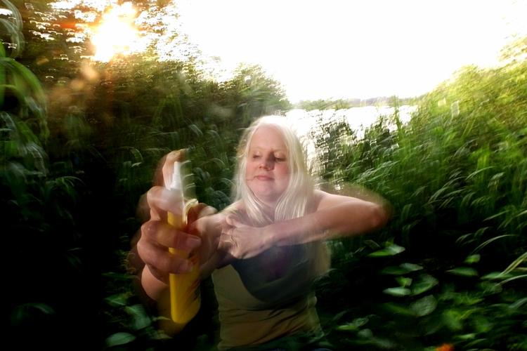 Hverdagsgift. Myggespray er et af de midler, der kan være skadelige for både dig og miljøet. 