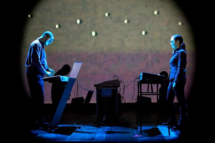 parterapi. I et ellers stærkt kurateret koncertprogram virkede Dopplereffekt fejlplaceret på Click Festival med deres monotone electro og private sceneshow, ude af sync med festivalens ånd om at lade teknologien skabe fællesskaber for fremtiden. 