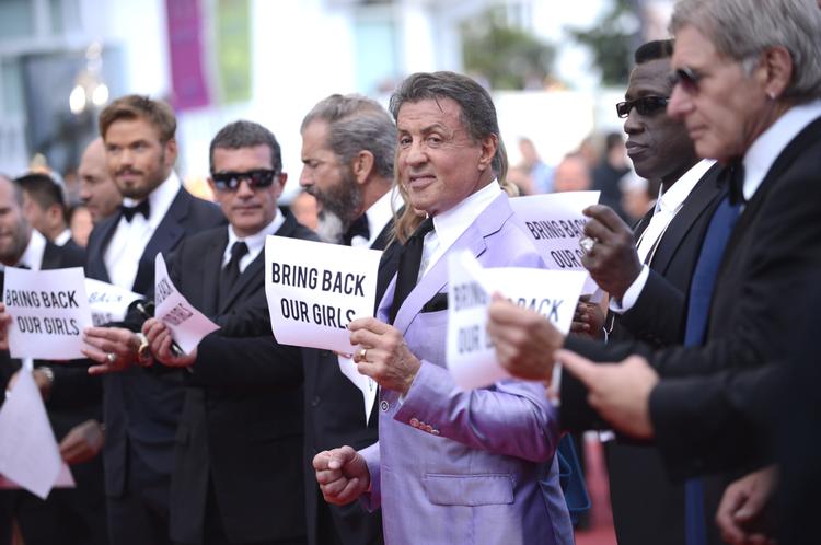 Som en del af reklamen for den nye Expendables-film er, hold nu fast, Sylvester Stallone, Arnold Schwarzenegger, Mel Gibson, Harrison Ford, Antonio Banderas, Wesley Snipes, Kelsey Grammar, Dolph Lundgren og Jason Statham. 