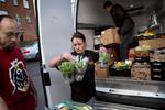 Fra bil til bord. Der er blandt meget andet økologiske mangofrugter, chokolade og »fandeme mange bananer i dag«, konstaterer Jesper Ingemann fra fødevareBanken. Han er en del af denfaste stab og giver en hånd med på dagens tur, der først henter varer hos virksomheder og dernæst afleverer maden til modtagere. I dag eksempelvis Medborgerhuset i Sydhavnen, hvor Camilla Hjorth tager imod. 
