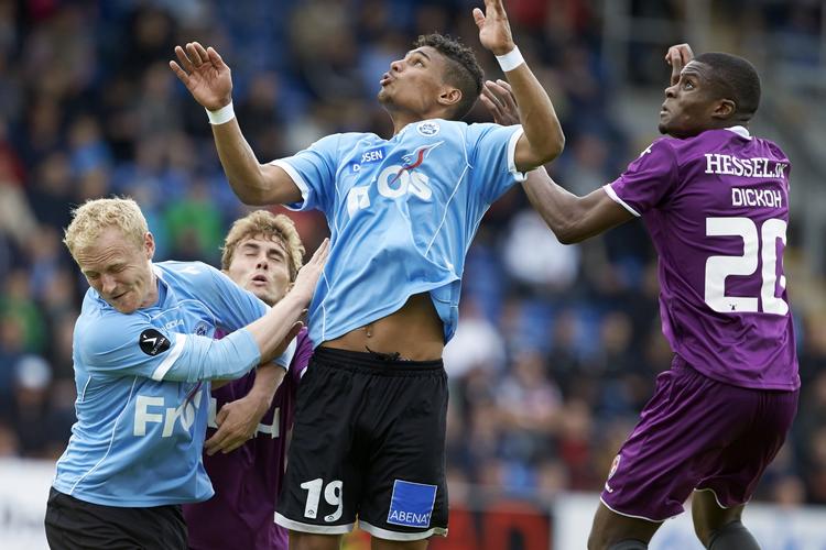 TRIPLE. Tre gange figurerer Sønderjyskes Rubin Rafael Okotie (i midten) på listen over sæsonens tal. Han blev forårets topscorer, scorede i sin debut og er en af sæsonens 97 udlændinge. 