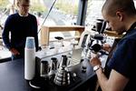 Filterkaffe. Hos The Coffee Collective rister de selv bønnerne og håndbrygger filterkaffen. 