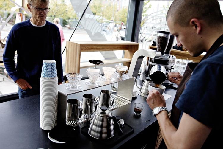 Filterkaffe. Hos The Coffee Collective rister de selv bønnerne og håndbrygger filterkaffen. 