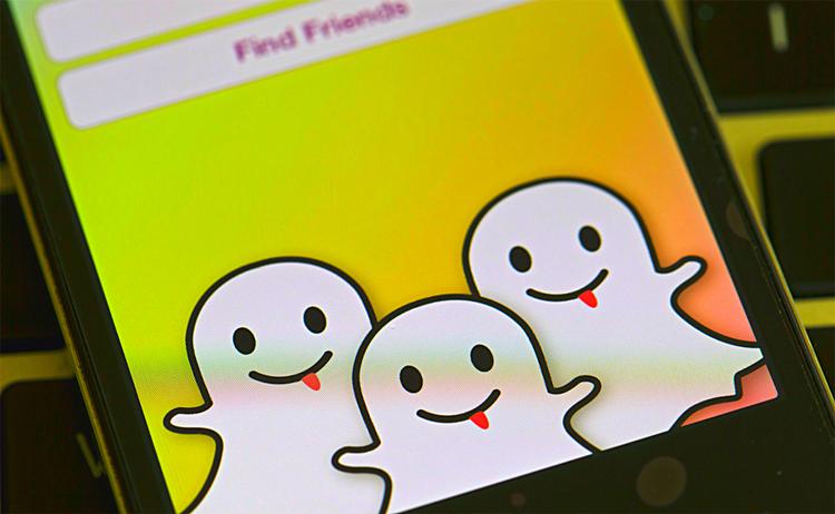 RIVALISERING. Facebook er efter sigende på vej med en seriøs konkurrent til Snapchat (bill.), der kommer til at hedde Slingshot. (Foto: AP Photo/Jens Büttner) 