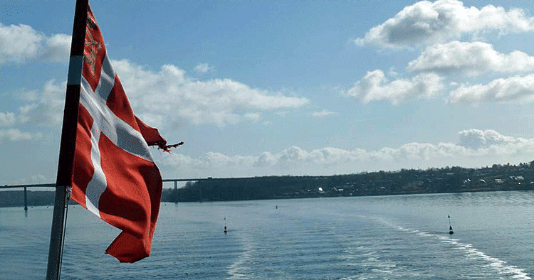 Postkort. Sejlturene med færgerne i Danmark giver et smukt vue til den danske natur. 