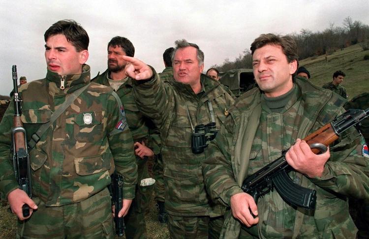 FOLKEMORD. General Ratko Mladic fotograferet under krigen i Bosnien i 1994. Nu indleder hans advokater forsvarstalerne under krigsforbryderretssagen i Haag. 