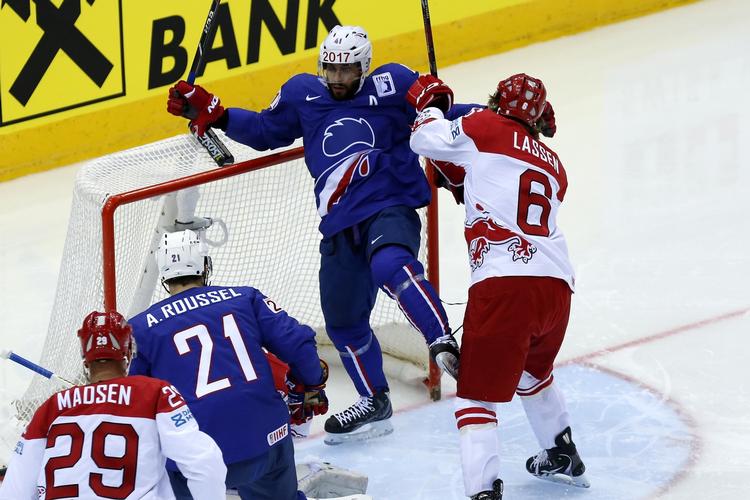 JÆVNBYRDIGT. Det var hekstisk og spændende i 45 minutter, men så scorede Frankrig igen og igen og igen. Og Igen... 