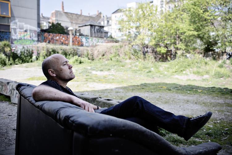 Arbejdsro. De næste tre år kan Peter Øvig Knudsen koncentrere sig fuldt ud om at skrive, efter han har fået arbejdsstipendiet fra Statens Kunstfond.Hans næste bog skal måske handle om 80'ernes bz'er-bevægelse. 