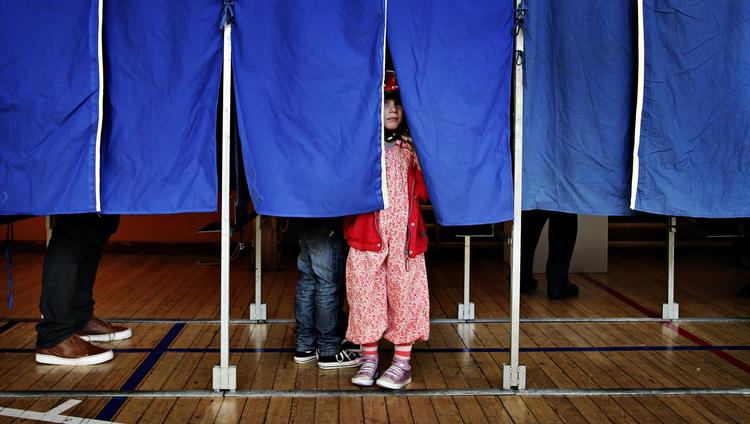 stemmehjælper. Danskerne skal ikke bare stemme ved europaparlamentsvalget på søndag. Der skal også stemmes ja eller nej til en fælles europæisk patentdomstol. 