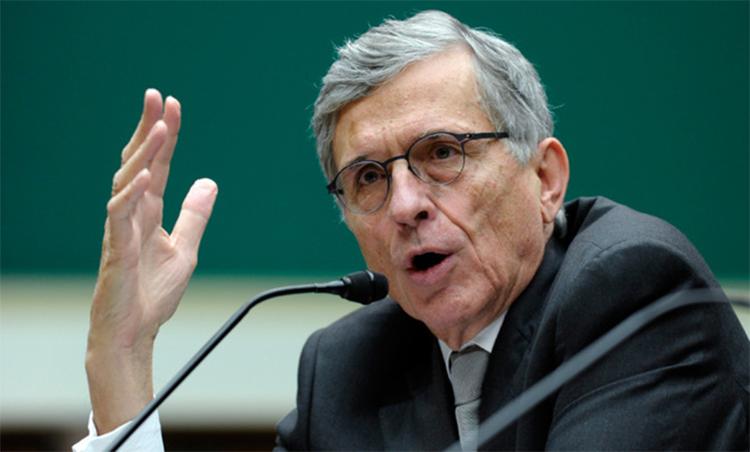 KONFLIKT. Formand for den amerikanske telestyrelse, Tom Wheeler (bill.), sidder lige nu med den tunge opgave at skuille sikre neutraliteten på meget store dele af verdens internet. (Foto: AP Photo/Susan Walsh) 