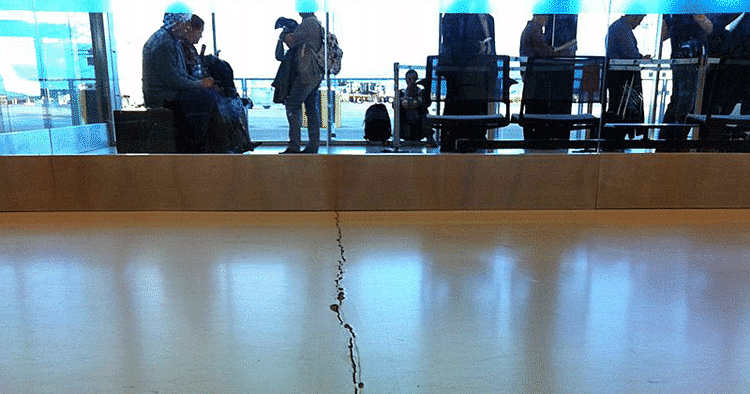 Kløft. Denne sprække skæmmer gulvet i Go-afdelingen i Københavns Lufthavn. 