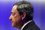 presset. Direktøren for Den Europæiske Centralbank, Mario Draghi, er under pres fra flere økonomer for at sætte gang i økonomien. Den lave inflation bekymrer. 