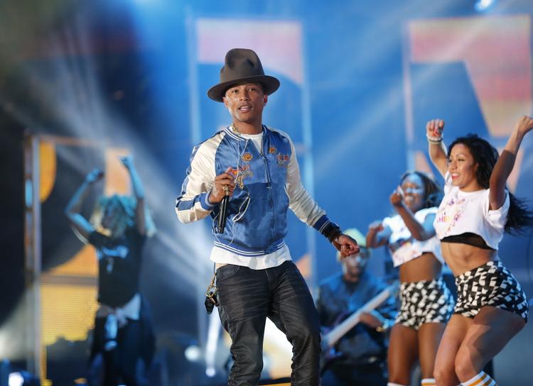 Hitmager. Pharrell Williams var involveret i de vel nok tre største hits i 2013: Daft Punks 'Get Lucky', Robin Thickes 'Blurred Lines' og sin egen 'Happy'. 