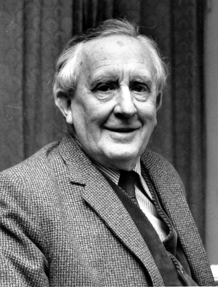 Fortælling. Da J.R.R. Tolkien døde efterlod han en oversættelse 'Beowulfkvadet'. Nu udkommer Tolkiens 90 sider lange oversættelse sammen med hans fyldige noter og både et digt og en fortælling baseret på kvadet. 
