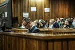 Retssag. Den drabanklagede Oscar Pistorius ved retten i Pretoria for seks dage siden. I dag har retten besluttet at udskyde retssagen, mens Pistorius bliver mentalundersøgt. 