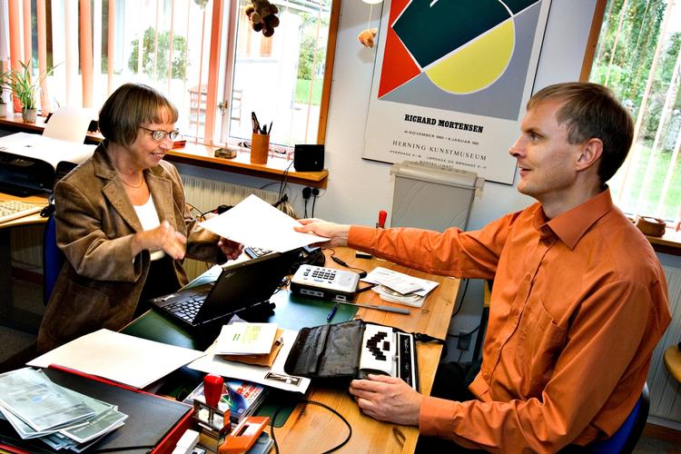 undtagelsen. Finn Amby har alle forudsætninger for at undersøge handikappedes muligheder for at få job. Samfundsforskeren er selv blind og skiller sig ud ved at være i job. 