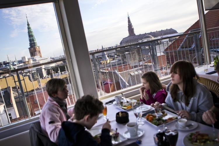 Søndagsbrunch. På Café Hovedtelegrafen kan man få brunchbuffet og god udsigt. 