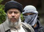 TERRORDØMT. Abu Hamza fotograferet sammen med en af sine støtter ud for Finbury Park-moskeen i London i 2004. 