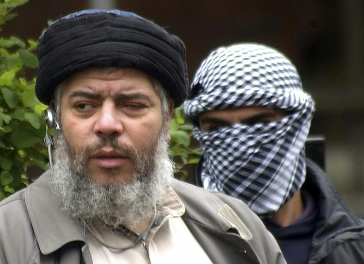 TERRORDØMT. Abu Hamza fotograferet sammen med en af sine støtter ud for Finbury Park-moskeen i London i 2004. 