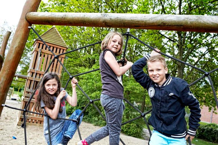 Børnekultur. Kunst kan træne en i at blive voksen, siger 6-årige Frida Breinholm Olsen (i midten), her sammen med sin storesøster Alma Breinholm Olsen, samt Mattias Vellier, alle fra Balleskolen i Silkeborg. 