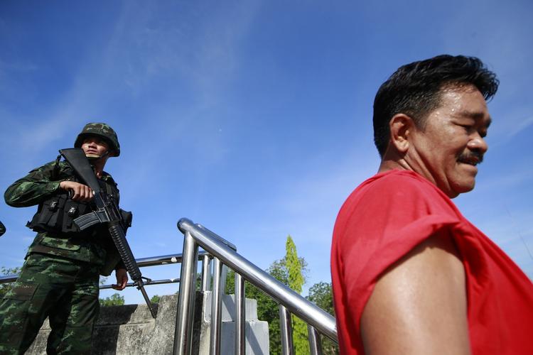 UNDTAGELSESTILSTAND. Soldat står vagt lige uden for de regeringstro 'rødskjorters' protestlejr i Bangkok. 